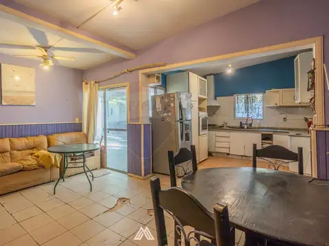 Casa 7 ambientes con 2 baños