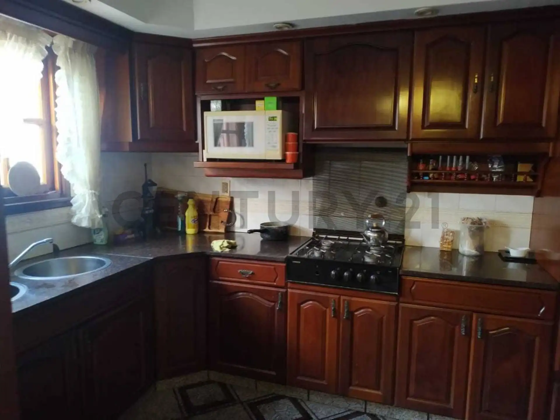 Gran chalet de 6 ambientes con local sobre Avenida Libertad