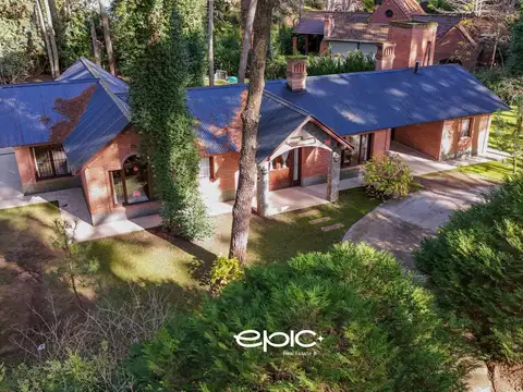 Casa en venta en Carilo con pileta climatizada