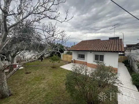 Venta casa 3 ambientes con jardín, cochera y gran fondo libre en Quilmes
