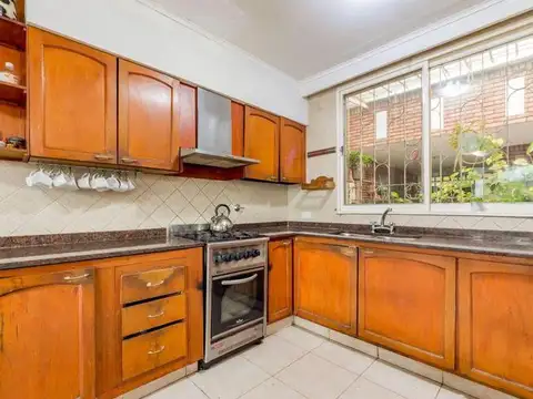 Casa 7 ambientes con 2 baños