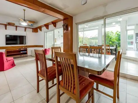 Venta Casa 5 dormitorios, cochera, quincho y pileta en Fisherton, Rosario.