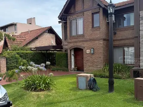 Casa 4 ambientes con 4 baños