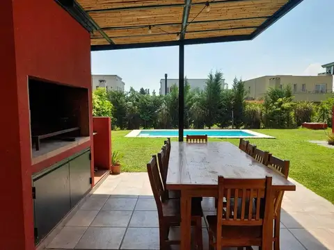 Casa 4 ambientes con 4 baños