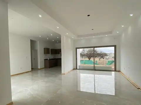 Casa 4 ambientes con 2 baños