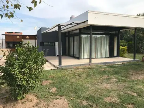 *¡Increíble Oportunidad en Arroyo Leyes! Venta de Complejo con Dos Casas Quintas*