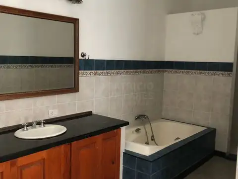 Casa de 4 ambientes en alquiler — Bernal Centro. Disponible a partir de marzo.