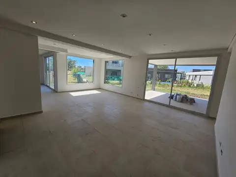 Casa 4 ambientes con 3 baños