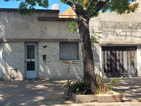 Casa de 2 dormitorios con patio, terraza y quincho.