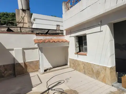 Casa de 2 dormitorios con patio, terraza y quincho.