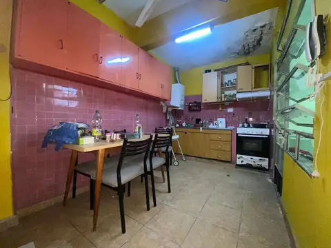 VENTA CASA A RECICLAR CON PATIO Y TERRAZA