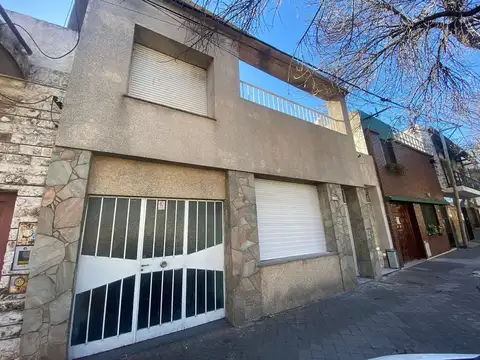 VENTA CASA A RECICLAR CON PATIO Y TERRAZA
