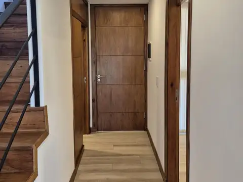 Casa 4 ambientes con parque y cochera doble en Barrio Pompeya