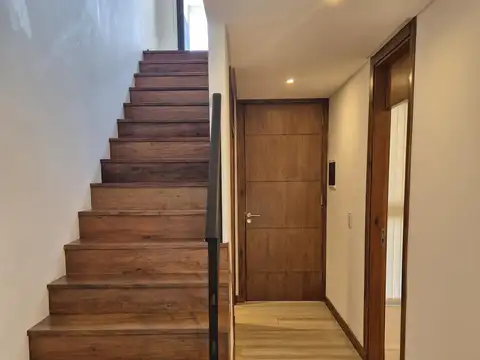 Casa en Alquiler con 2 cocheras