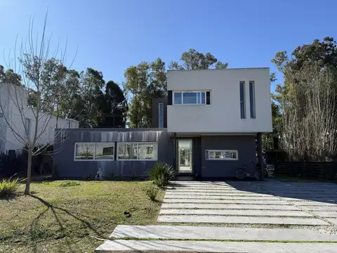 Casa en Venta con 4 cocheras