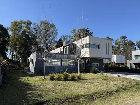 Casa 8 ambientes con 3 baños