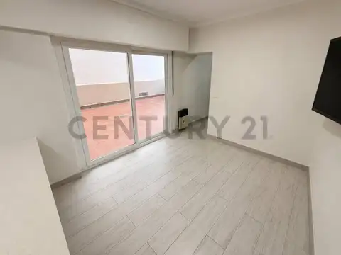 Departamento 2 ambientes reciclado con gran terraza propia en La Perla