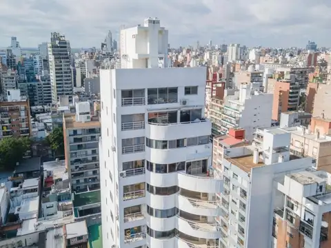 VENTA - DUPLEX TRES DORMITORIOS CON DOS COCHERAS - ZONA RIO