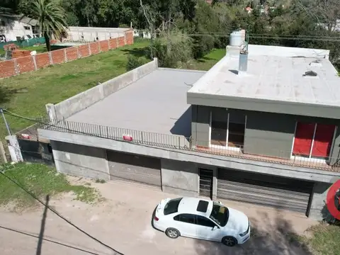 Casa en venta con locales.