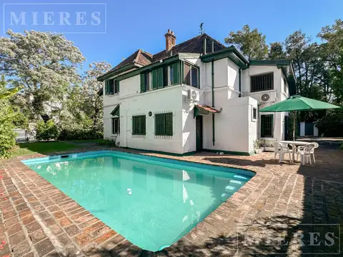 Casa en venta de estilo inglés, ubicada en una zona residencial tranquila de Béccar