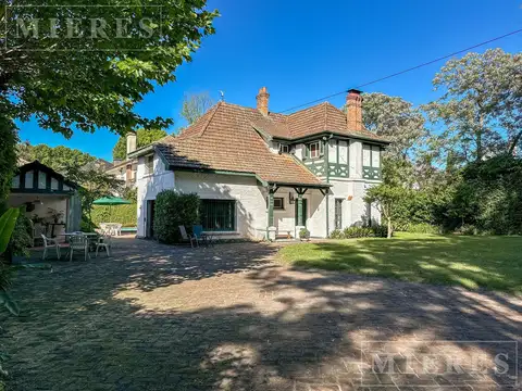 Casa en venta de estilo inglés, ubicada en una zona residencial tranquila de Béccar