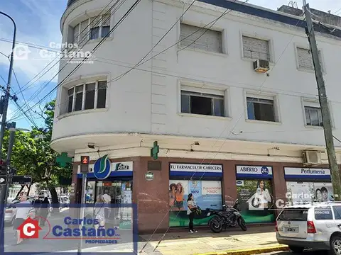 Amplio Depto. 3 Amb. con Dep. de Servicio en 1º Piso por Escalera