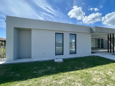 Casa 6 ambientes con 4 baños