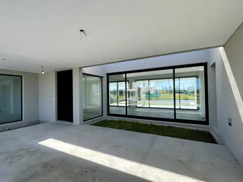Casa en Venta con 4 cocheras