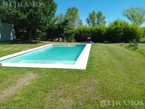 Casa en Alquiler con 2 cocheras