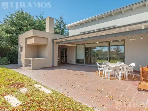 Casa 6 ambientes con 4 baños