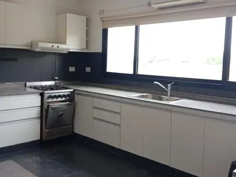 Casa en alquiler de 3 dormitorios en Valle Escondido 100