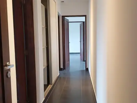 Casa en Alquiler con 2 cocheras