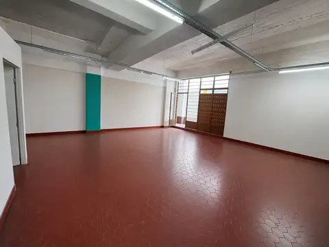 EXCELENTE DEPOSITO SOBRE AVENIDA, CON LOCAL COMERCIAL DE 213 M2 TOTALES CON ENTRADA PARA 3 VEHICULOS