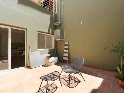 Venta Monoambiente divisible con patio en Flores