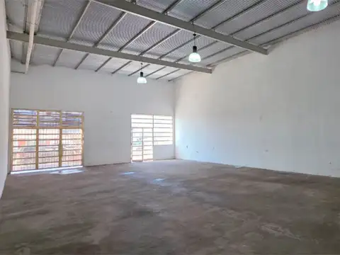 AMPLIO SALÓN COMERCIAL EXCELENTE UBICACION BV. OROÑO Y AV. URIBURU