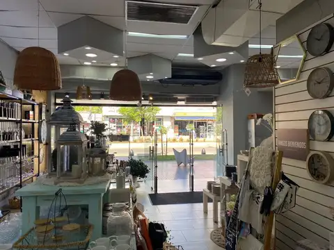 Excelente local en Avenida Centrica