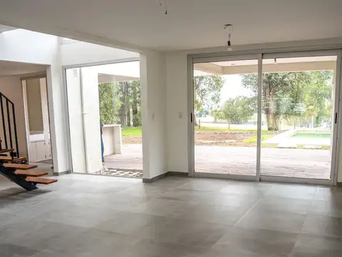 Casa en Venta con 2 cocheras