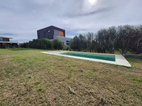 ALQUILER CASA SAN SEBASTIAN AREA 8 PILETA Y TERRAZA CON FOGONERO