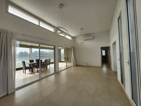 Casa en Alquiler con 2 cocheras