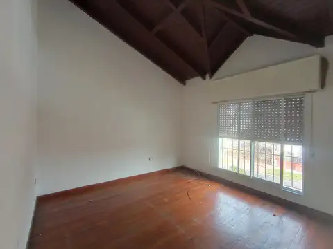 EXCELENTE CASA DE 2 PLANTAS EN VENTA  EN ALBERDI
