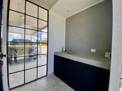 Venta. Casa. 4 ambientes. Area 60. La plata.