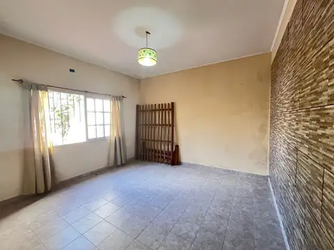 CASA EN VENTA 3 AMB  CON PATIO VALENTIN ALSINA