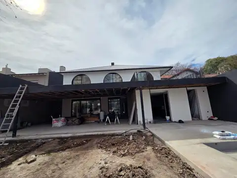 Casa 8 ambientes con 5 baños