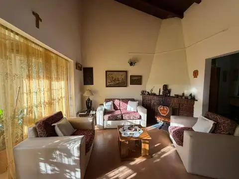 VENTA CASA 4 AMBIENTES CON PARQUE EN BOSQUES