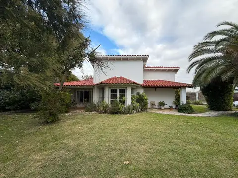 VENTA CASA 4 AMBIENTES CON PARQUE EN BOSQUES