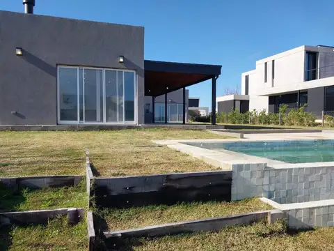 Casa 6 ambientes con 5 baños