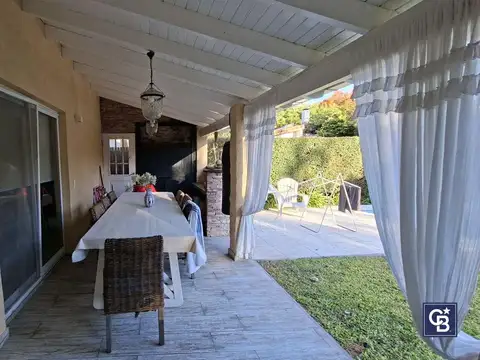 Casa en Venta con 2 cocheras