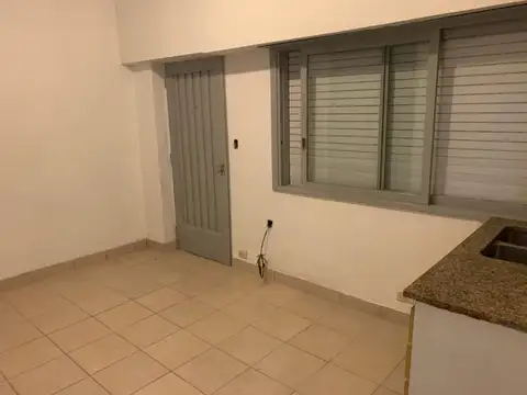 Monoambiente con Cocina Integrada. Patio. Muy Buen Estado