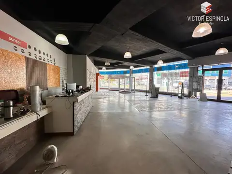 LOCAL CON DEPOSITO DE 705M2 SOBRE RUTA 8 Y SALTA