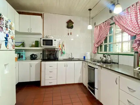 Casa en Venta de 5 ambientes. Parque con pleta. Quincho y parrilla. Villa Massoni, Zárate
